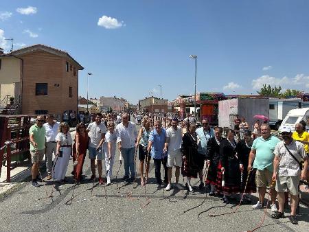 Imagen Cerca de un millar personas han batido el Récord Mundial de ‘Chiscar la Tralla’ en la tercera parada de la Caravana de Alimentos de...